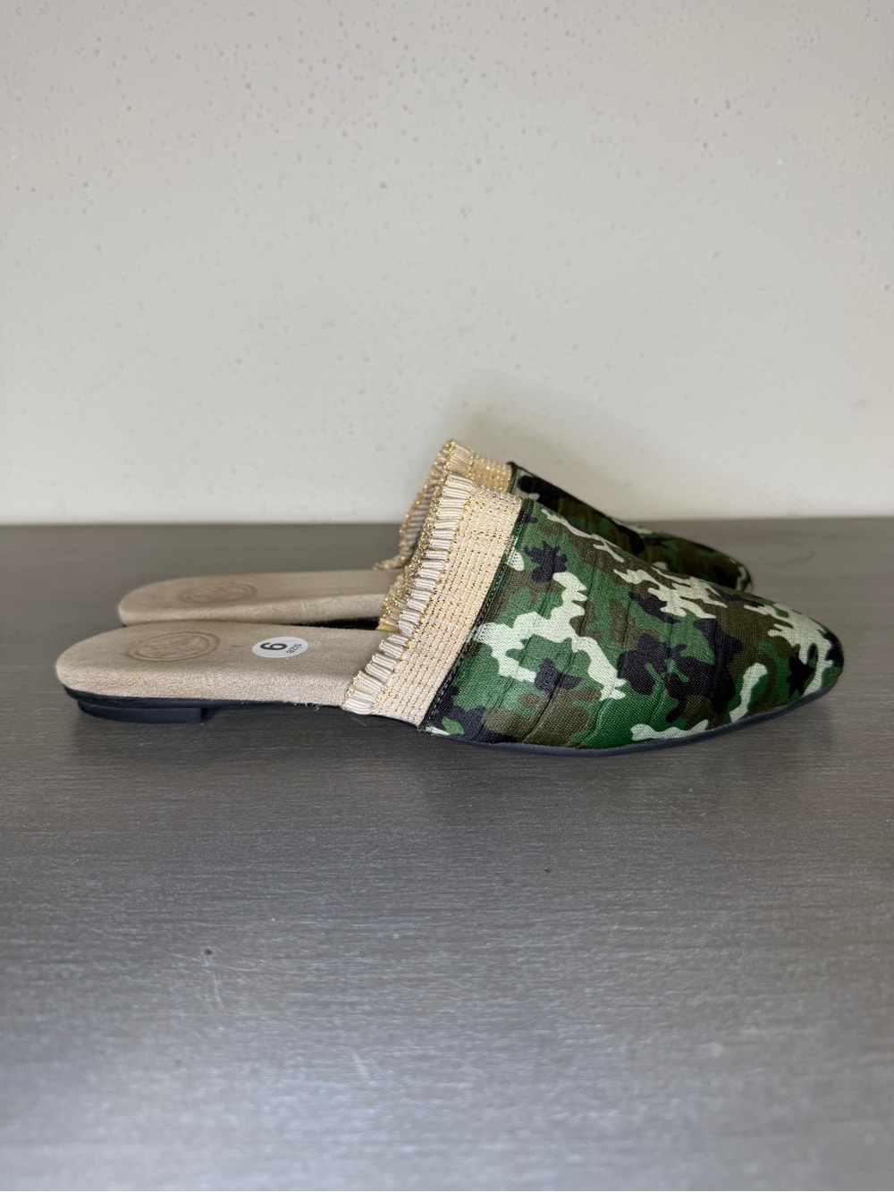 Charleston Shoe Co Blakely Camo Pointed Toe Mules Green Camouflage Flats 9 - Picture 2 of 9